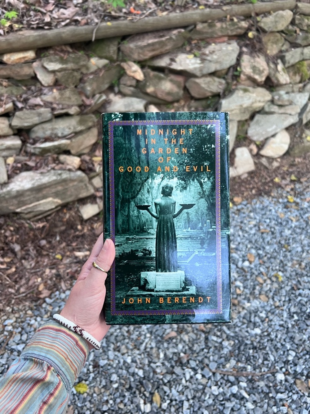Midnight in the Garden of Good and Evil by John Berendt - Green Hardcover